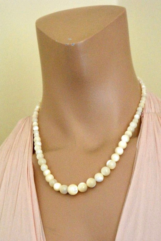 Mother of Pearl Graduated Bead Necklace