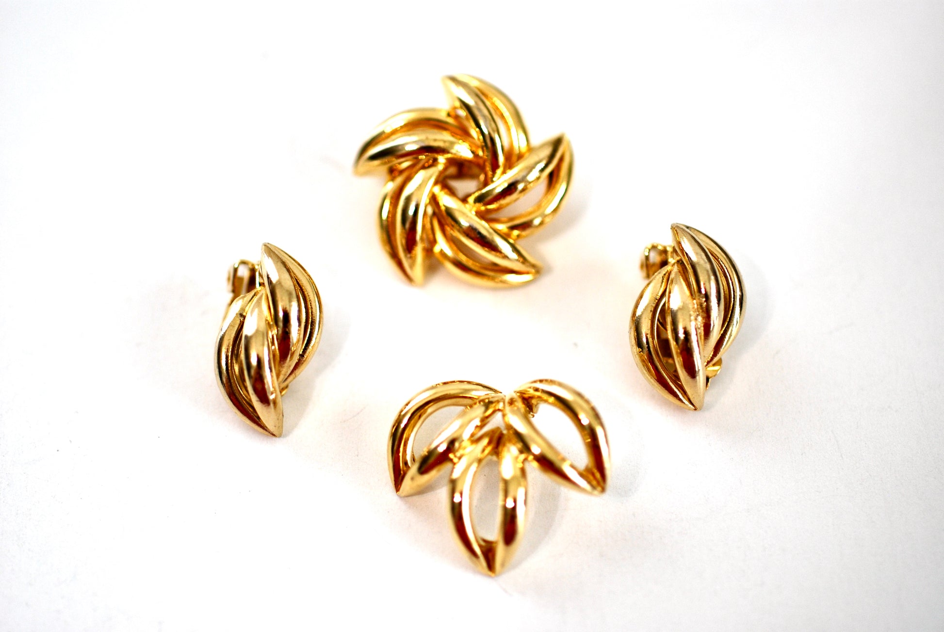 Vintage Modernist Gold Tone Parure Clip On Earrings, Brooch, and Pendant