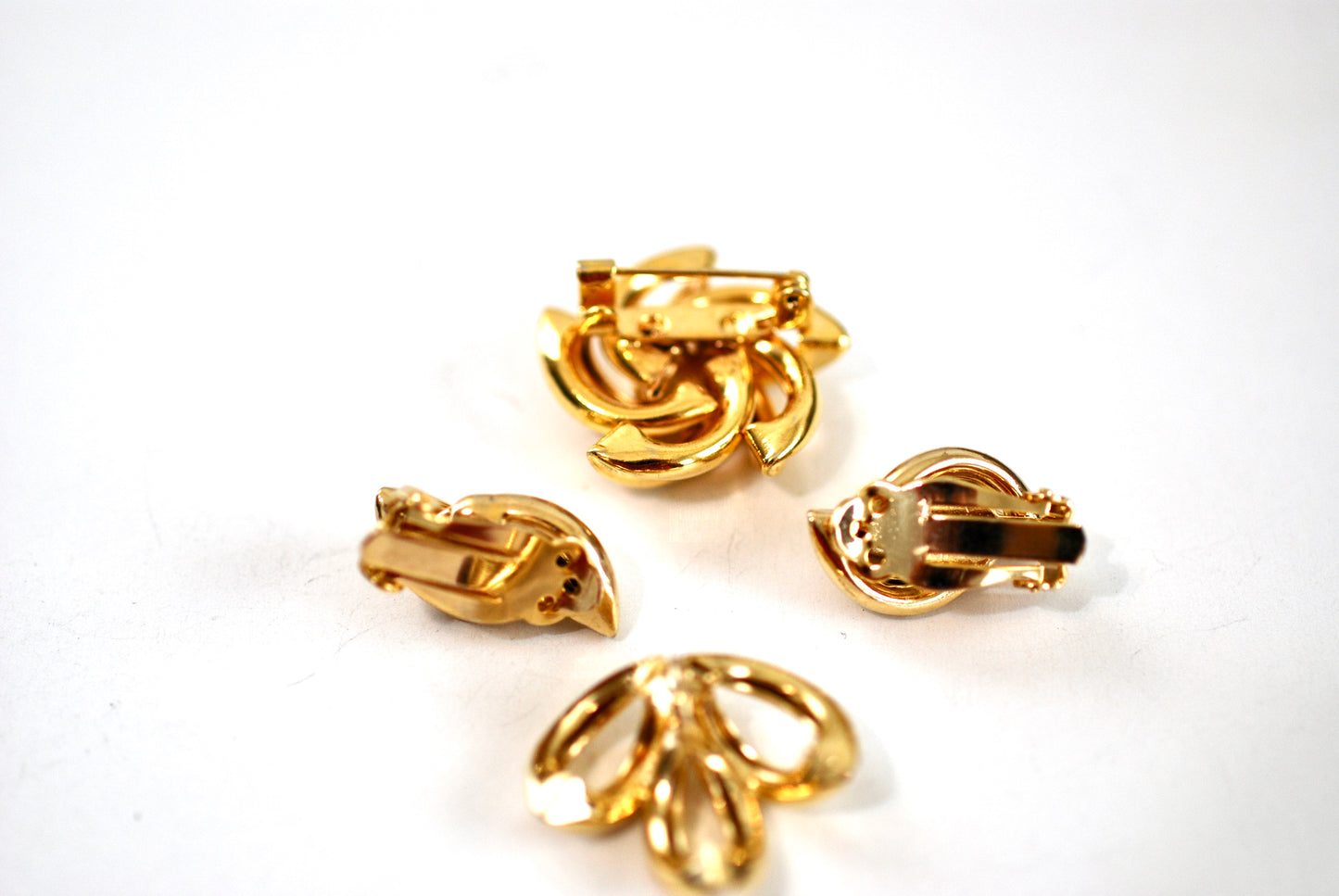 Vintage Modernist Gold Tone Parure Clip On Earrings, Brooch, and Pendant