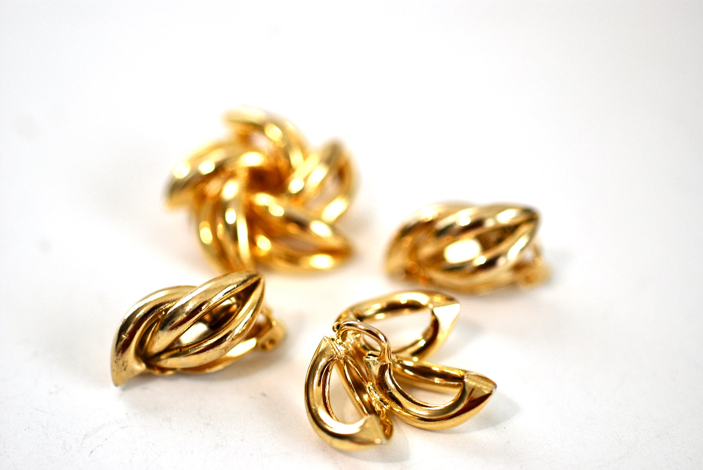 Vintage Modernist Gold Tone Parure Clip On Earrings, Brooch, and Pendant