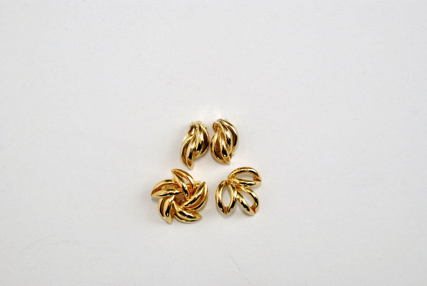 Vintage Modernist Gold Tone Parure Clip On Earrings, Brooch, and Pendant