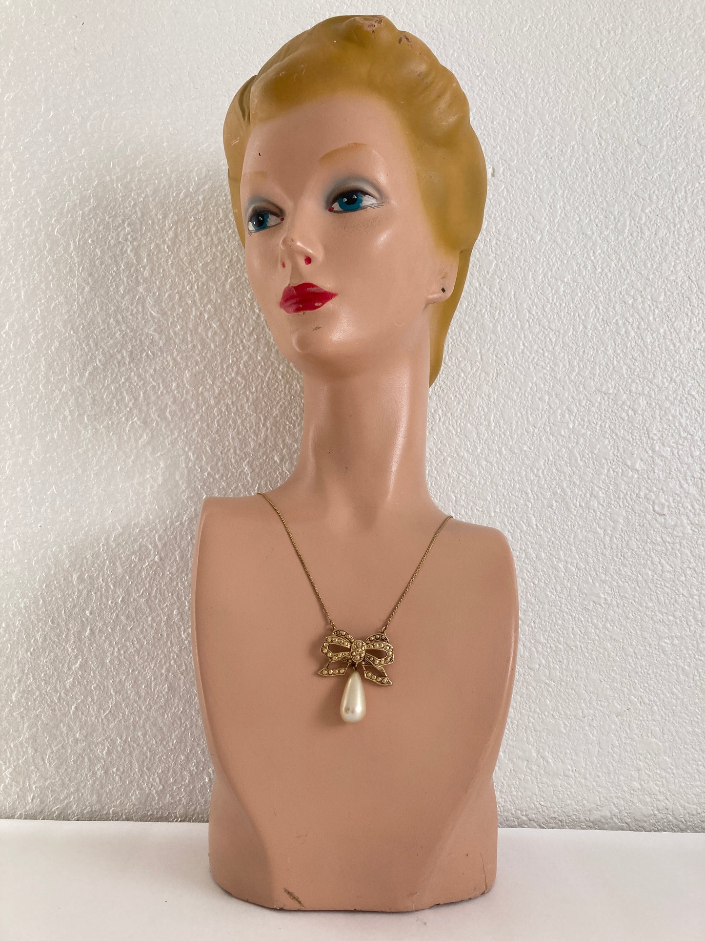 Golden Bow with Teardrop Pearl Necklace