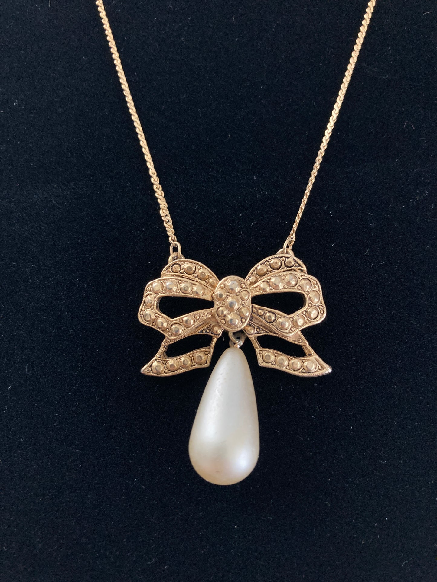 Golden Bow with Teardrop Pearl Necklace