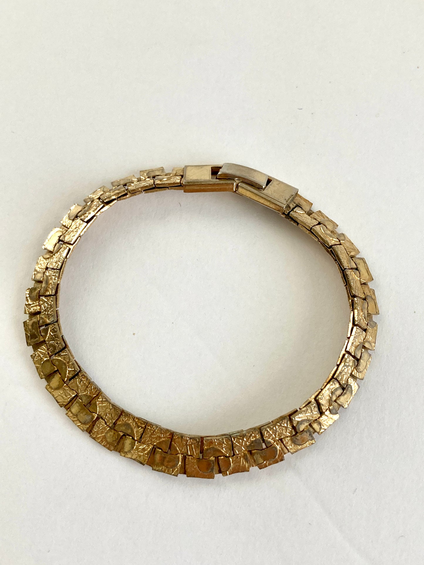 Gold Tone Textured Flat Link Nugget Bracelet w/Hearts