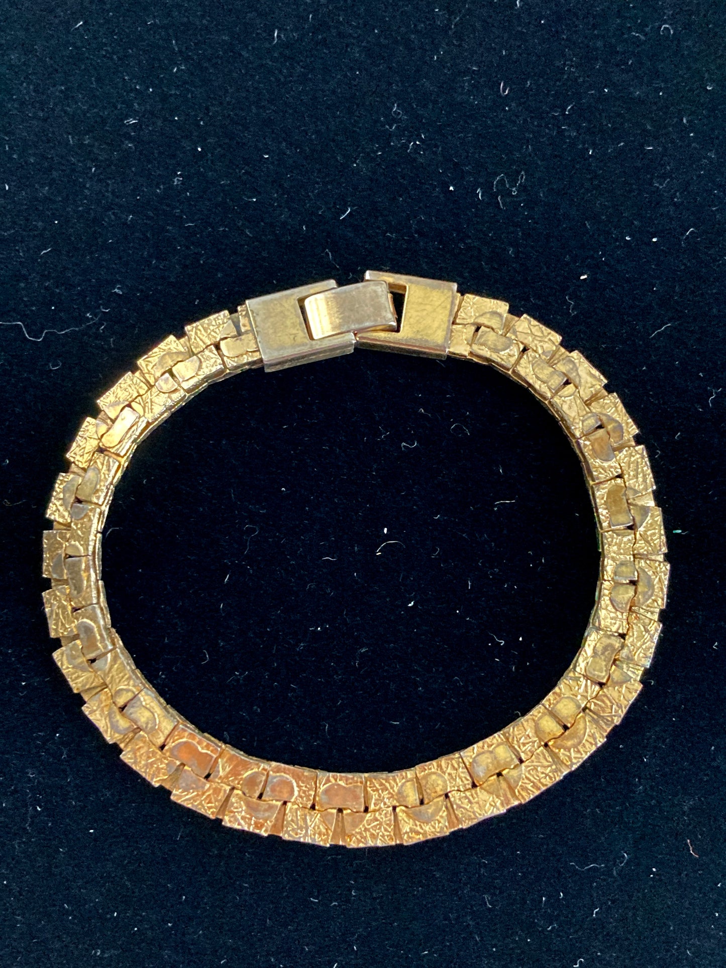Gold Tone Textured Flat Link Nugget Bracelet w/Hearts
