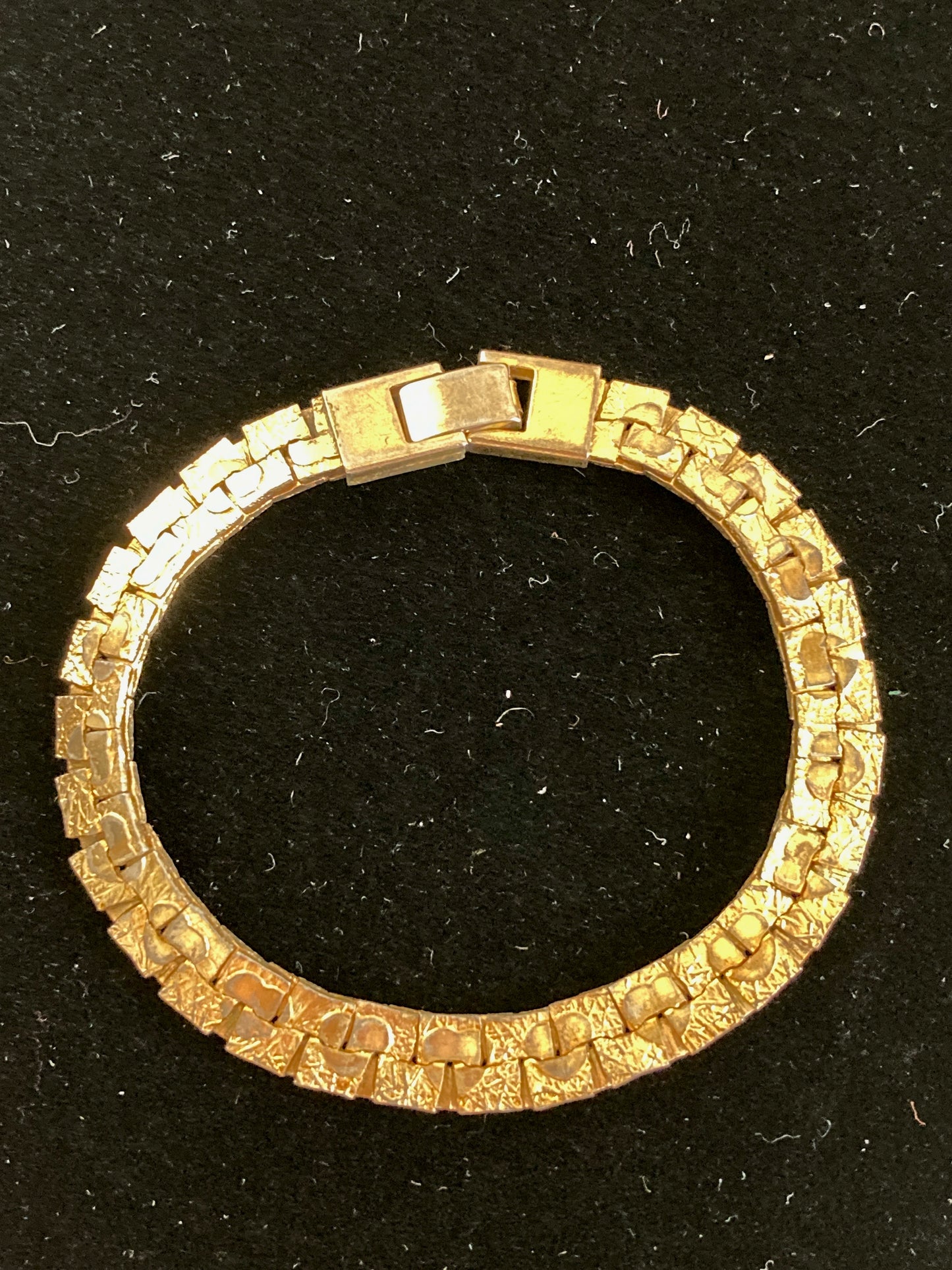 Gold Tone Textured Flat Link Nugget Bracelet w/Hearts