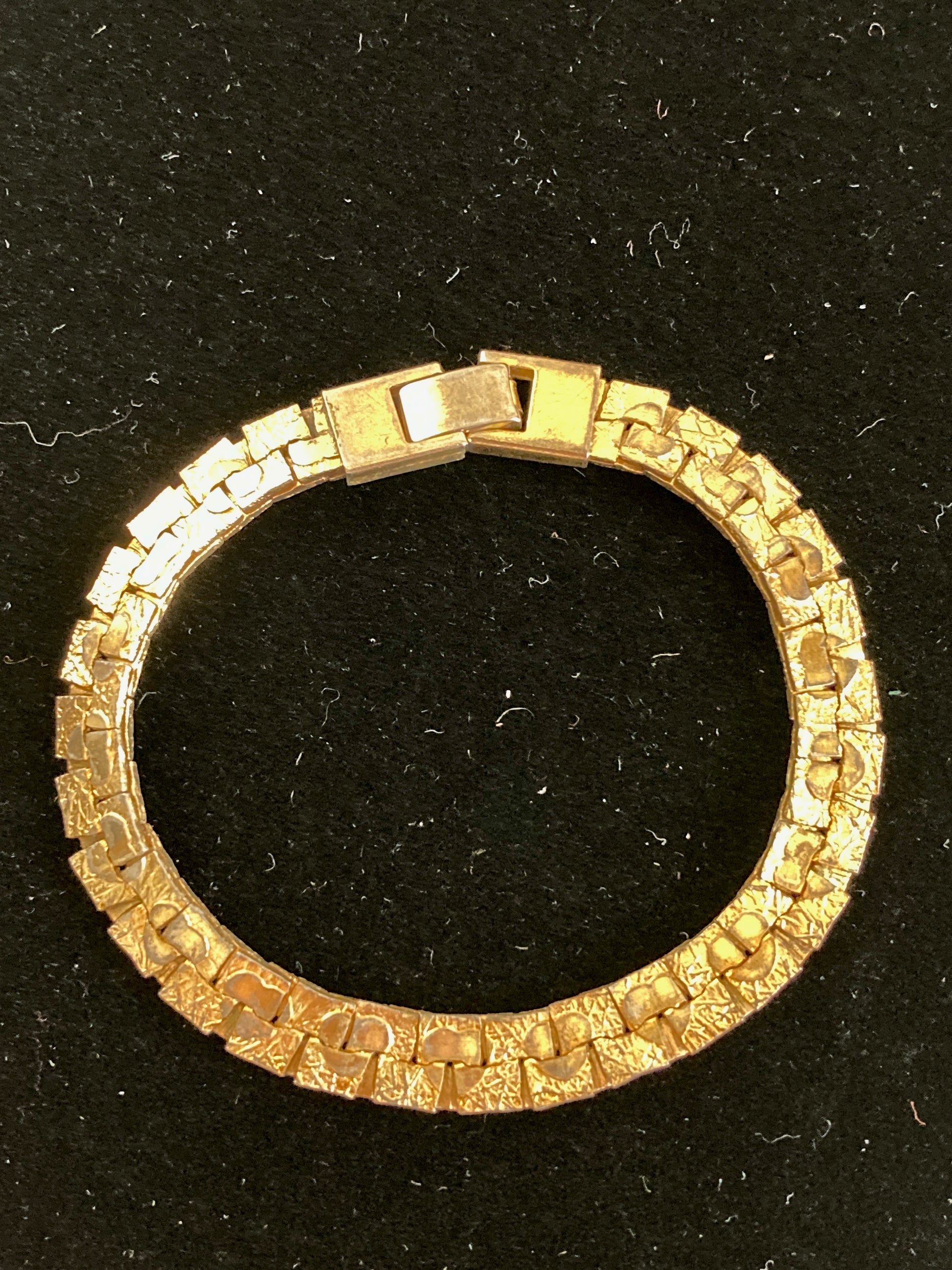 Gold Tone Textured Flat Link Nugget Bracelet w/Hearts
