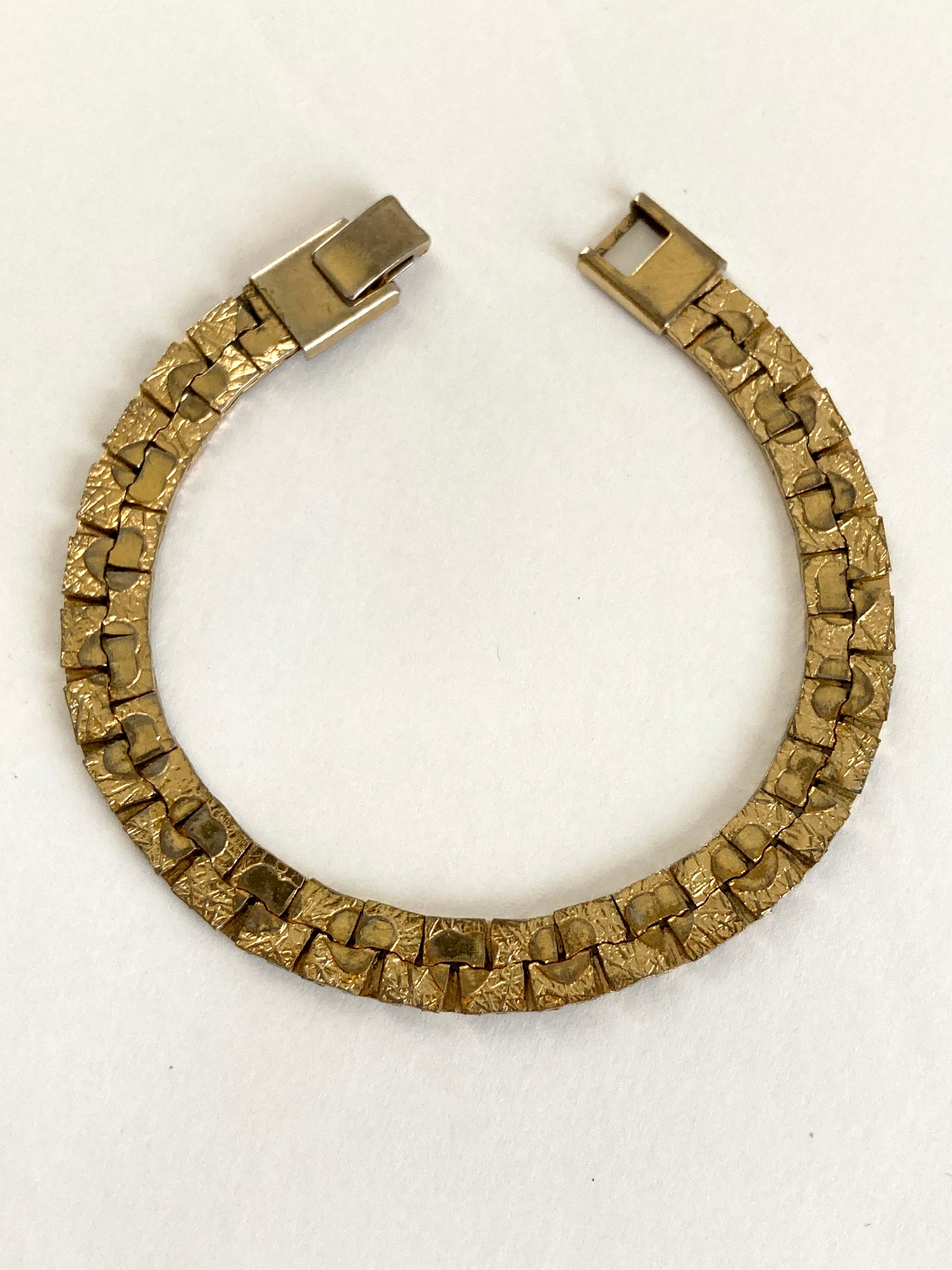 Gold Tone Textured Flat Link Nugget Bracelet w/Hearts