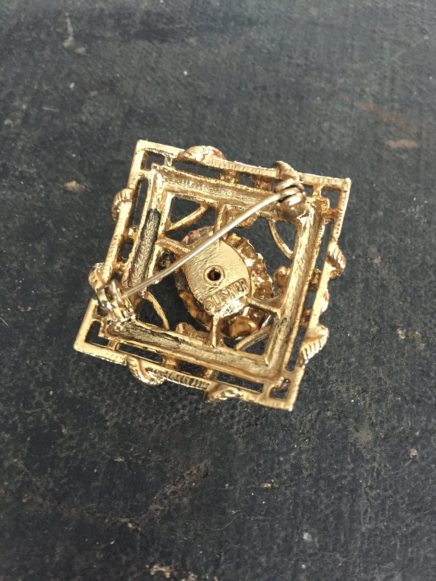 Stunning Lisner Brooch Gold Tone Carnelian and Pearl