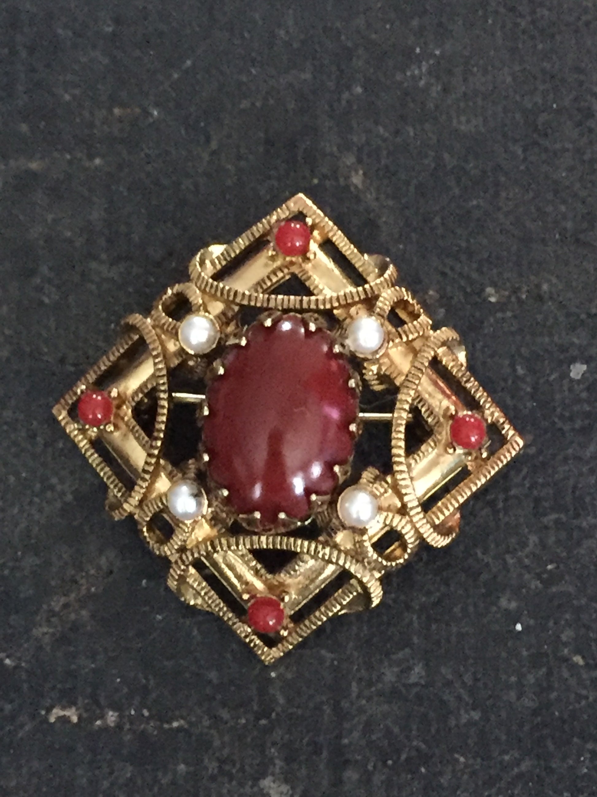 Stunning Lisner Brooch Gold Tone Carnelian and Pearl
