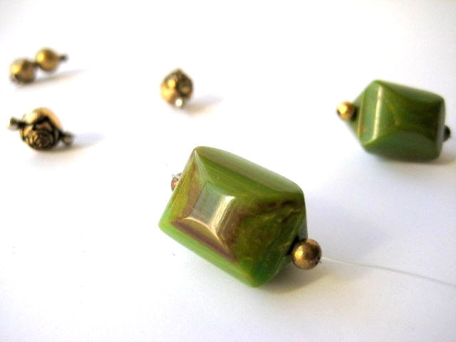 Bakelite Floating Illusion Necklace in Green and Gold
