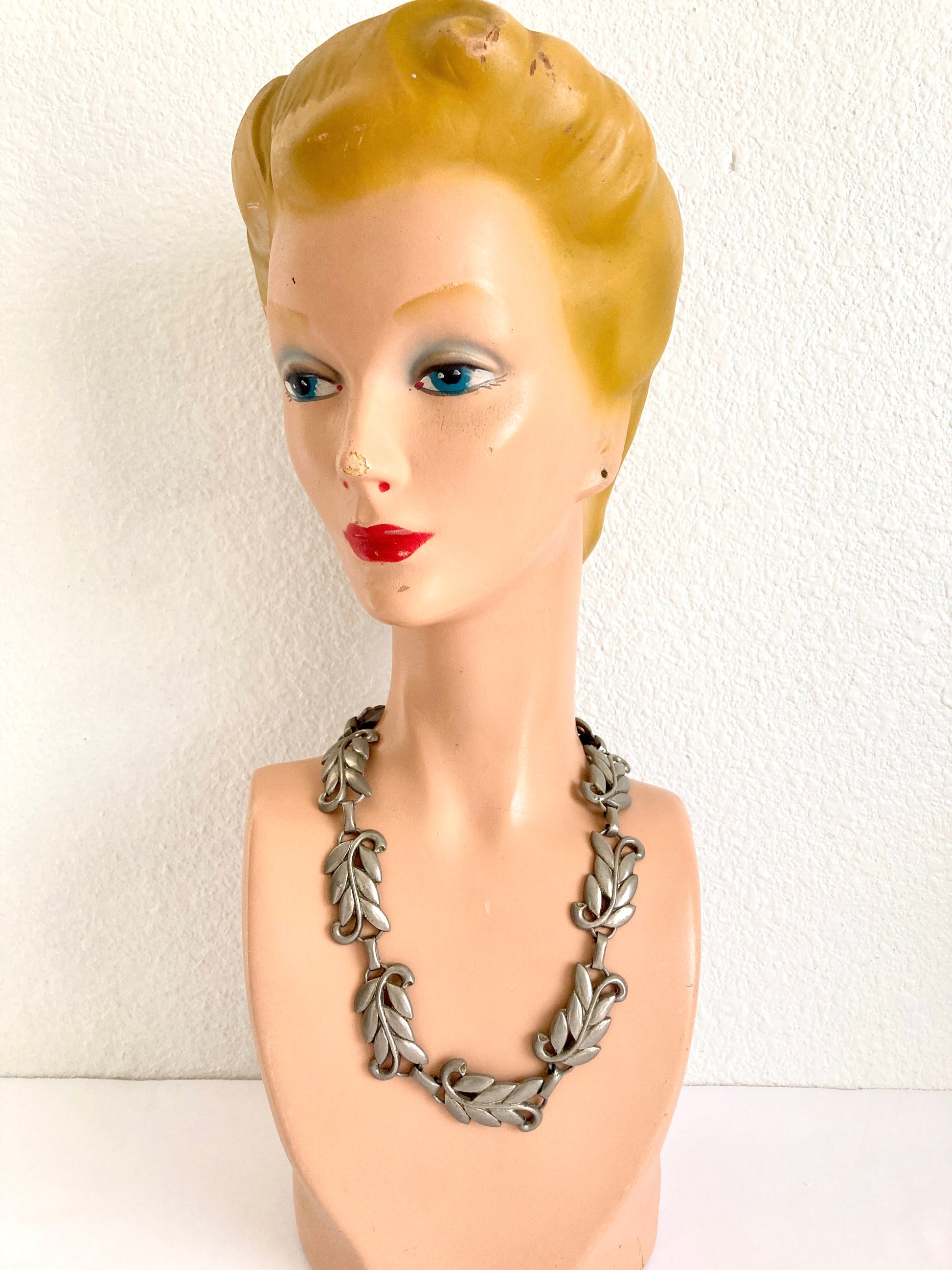 Pewter Tone 1950s Leaf Choker Necklace