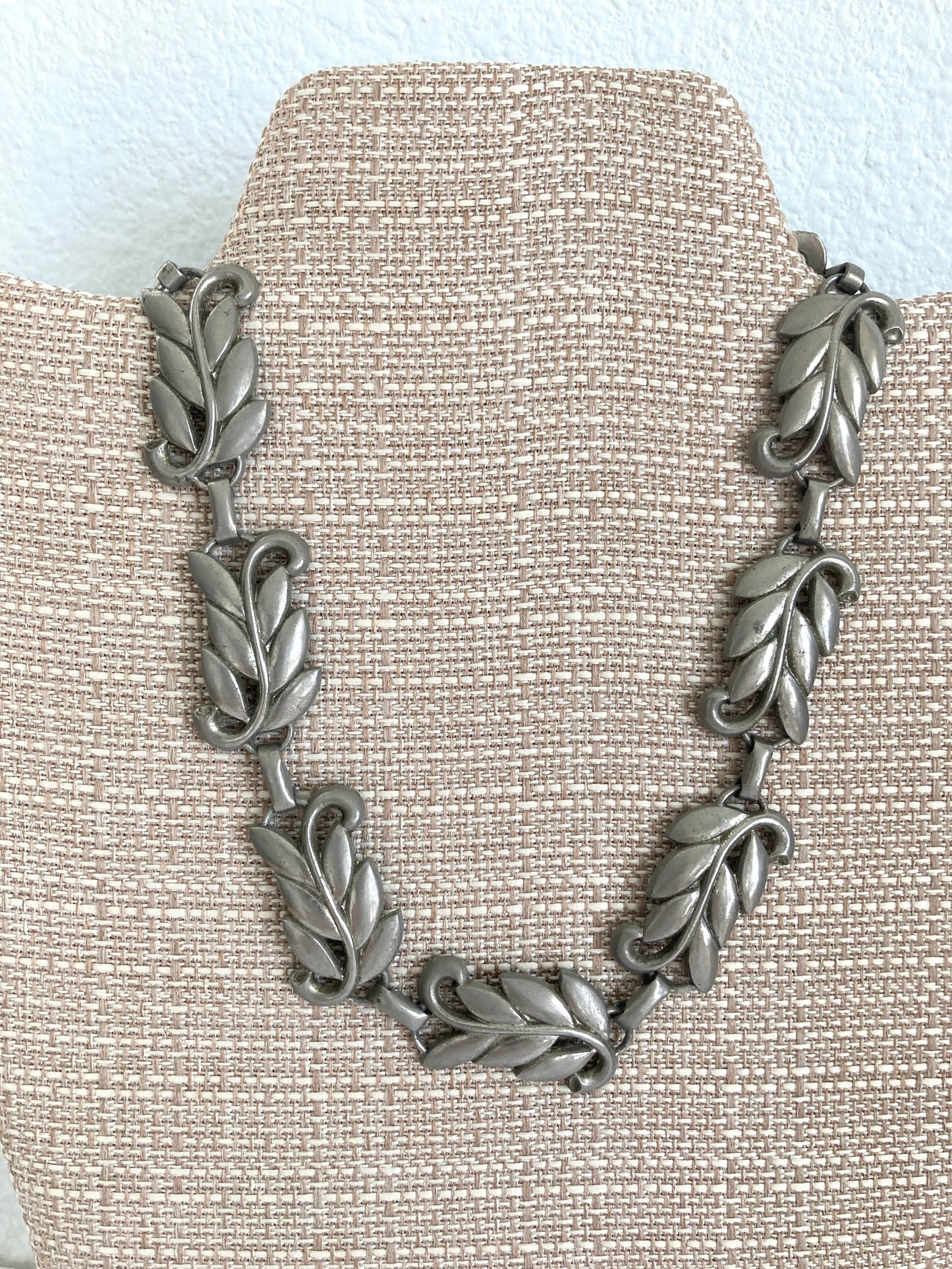 Pewter Tone 1950s Leaf Choker Necklace