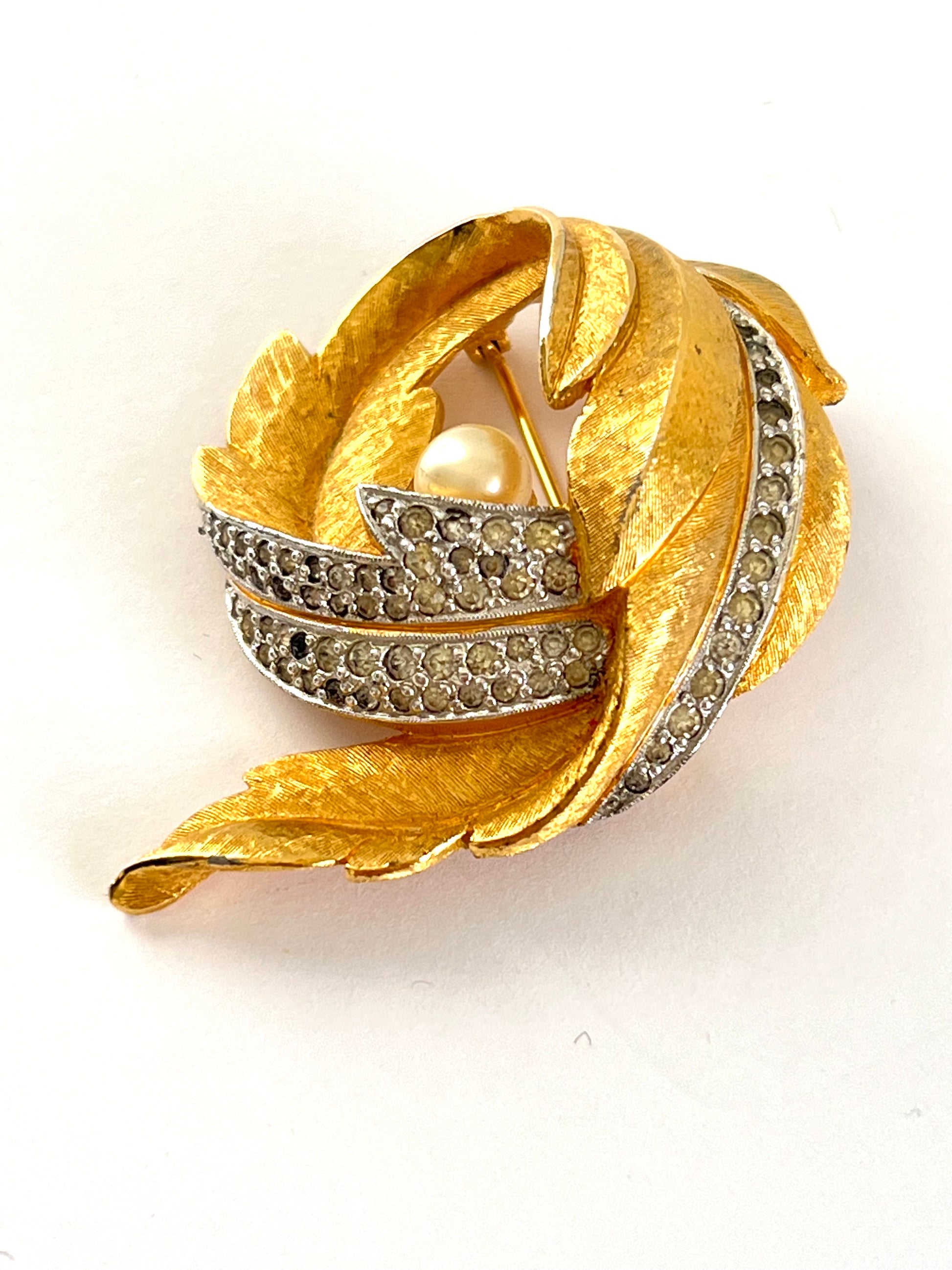 Mid Century Gold Tone Swirl Brooch with Rhinestones and Pearl