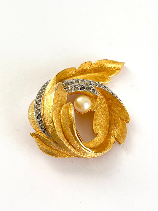 Mid Century Gold Tone Swirl Brooch with Rhinestones and Pearl